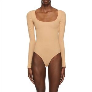 SKIMS ESSENTIAL LONG SLEEVE SCOOP NECK BODYSUIT